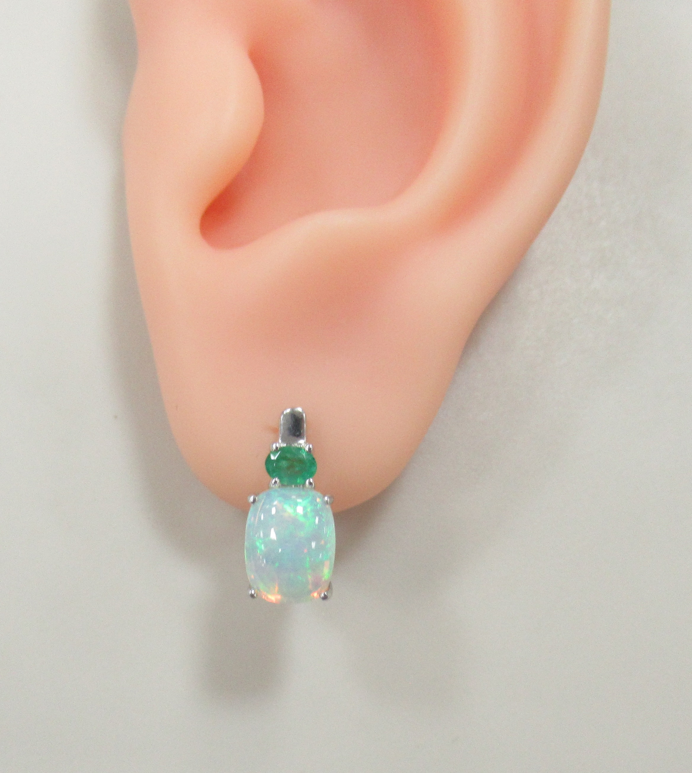 Серебряные серьги с опалами и изумрудами